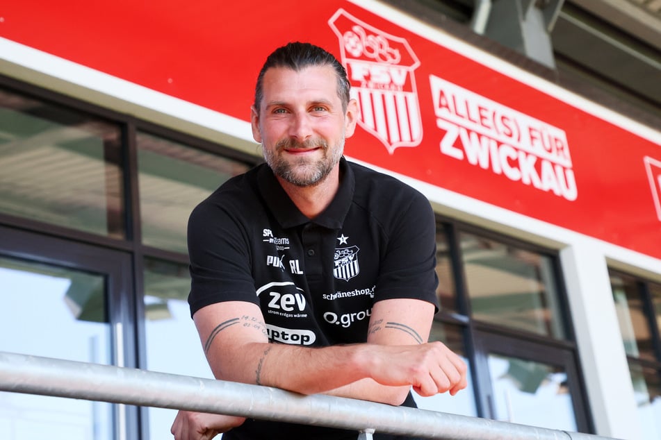Alles für den FSV: Sportdirektor Robin Lenk (39) ist derzeit permanent auf Achse, um Trainer und Spieler zu finden.