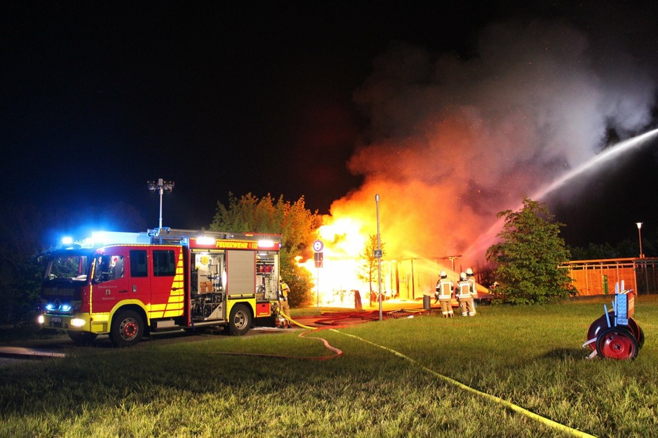 In der Nacht zu Montag brannte am Strandbad Makranstädt das Verkaufsgebäude.