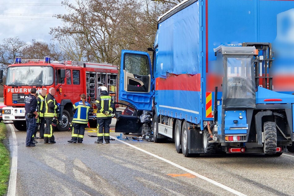Es kam zu einem wuchtigen Zusammenstoß. Derzeit unklar ist, ob es Verletzte gibt.