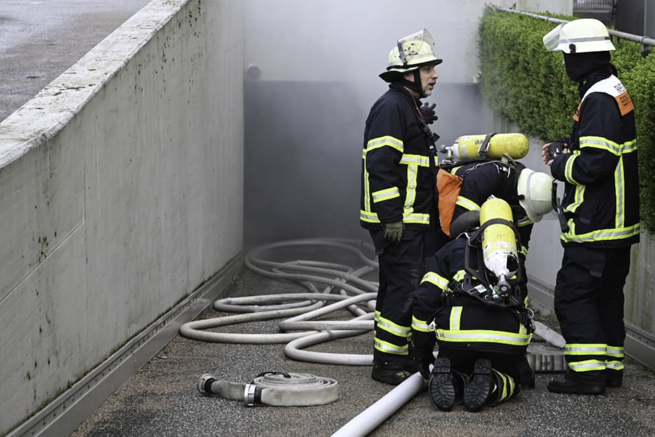 Feuerwehrleute suchten die Tiefgarage nach Personen in Gefahr ab.