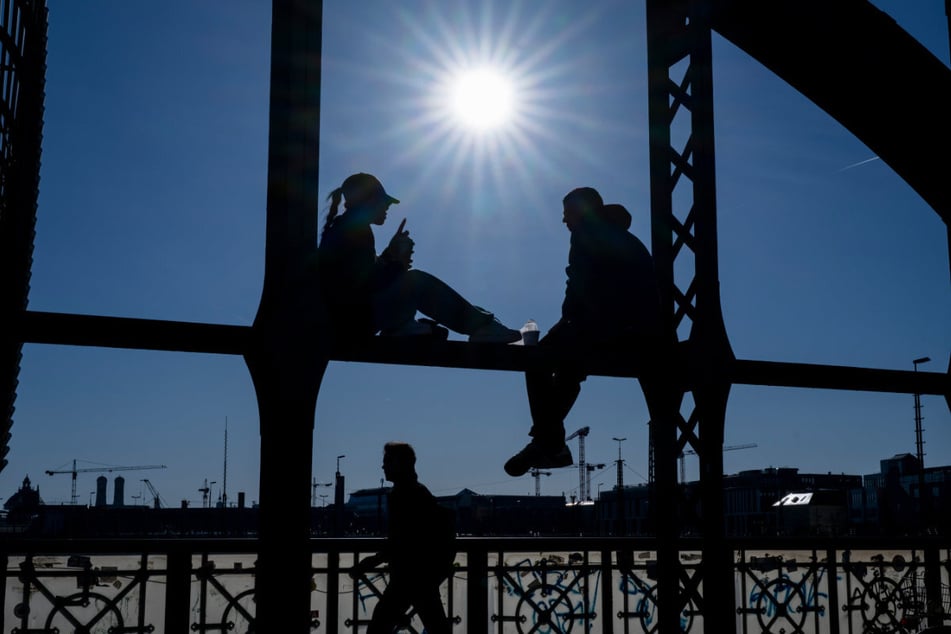 Nur vereinzelt schafft es die Sonne am Samstag, zu dominieren. Am Sonntag wird es im Freistaat freundlicher.