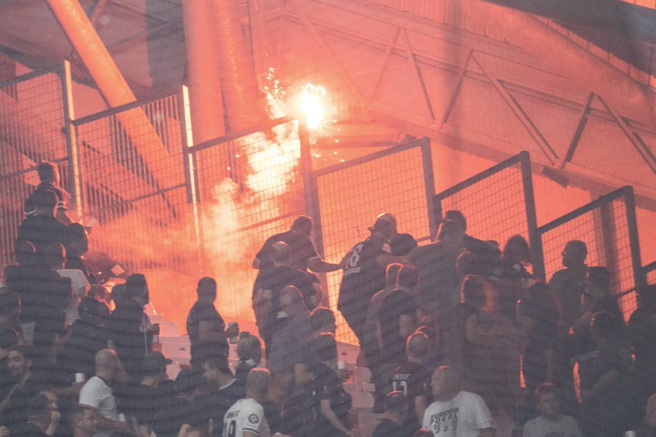 Beim Hinspiel in Marseille flogen auf beiden Seiten immer wieder Leuchtraketen in den gegnerischen Fanblock.