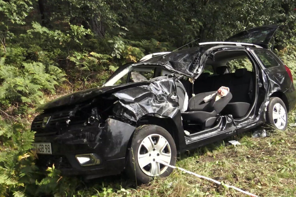 Das schwarze Auto landete mit einem Totalschaden im Graben.