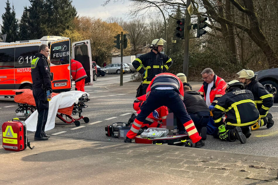 In Hamburg-Langenhorn wurde eine Radfahrerin von einem Auto erfasst und schwer verletzt.