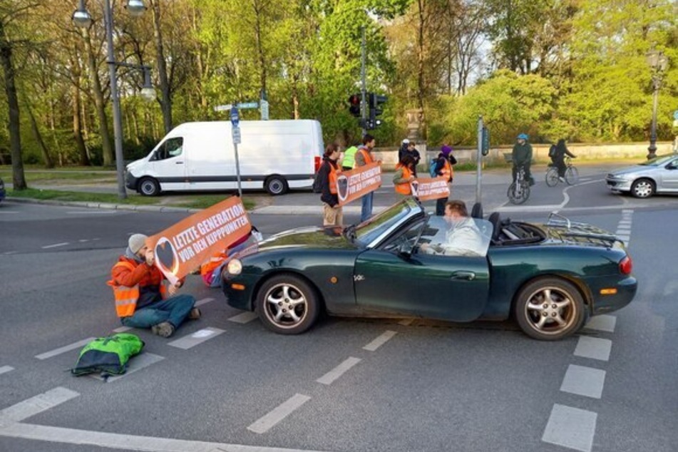 Auch am Tag zehn nach Beginn der Proteste blockieren Klima-Aktivisten wieder Straßen in Berlin.