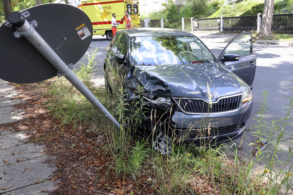 Škoda-Fahrerin kommt in Chemnitz von Straße ab und kracht gegen Verkehrsschild