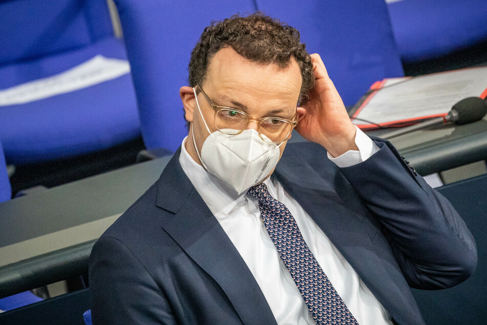 Gesundheitsminister Jens Spahn (40, CDU) hält eine Corona-Impfung für Kinder in den Sommerferien für möglich. Dabei muss der deutsche Impfstoffhersteller BioNTech und sein US-Partner Pfizer erst die Zulassung ihres Vakzins für Kinder von 12 bis 15 Jahren in der EU beantragen.