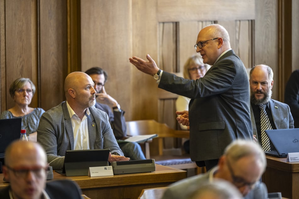 Durch den Fraktionsausschluss im April hatte OB Sven Schulze (53, SPD) Nico Köhler (48) auf den Plätzen der fraktionslosen Stadträte platziert.