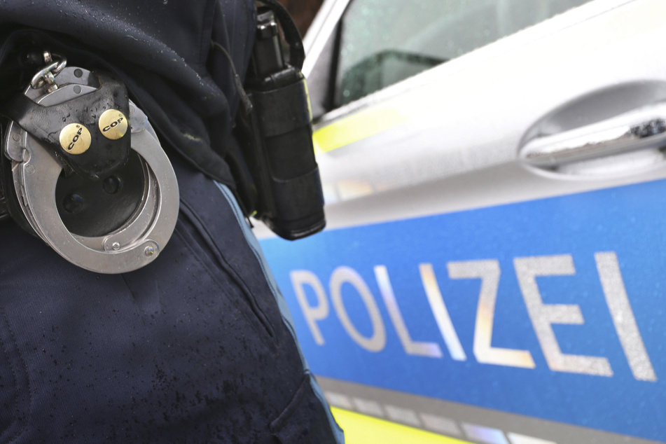 Auch von einer Polizeiabsperrung der Autobahn ließ sich der Flüchtige nicht beeindrucken. (Symbolbild)