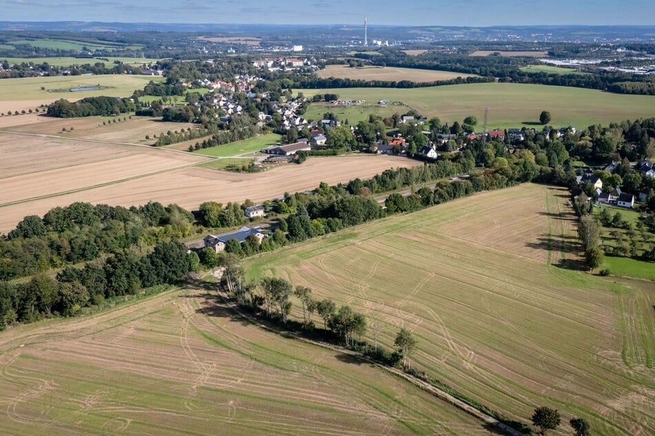 Auf den Feldern vor und hinter der Bahnlinie sollen 11.500 Solarpanels gebaut werden.