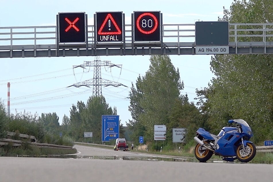 Unfall A14: Heftiger Unfall auf der A14: Motorradfahrer wird durch die Luft geschleudert