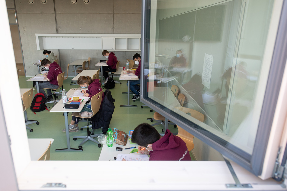 Je nach Infektionslage soll Lüften, Maske tragen und Wechselunterricht weiter Bestandteil der Schulen sein. (Symbolbild)