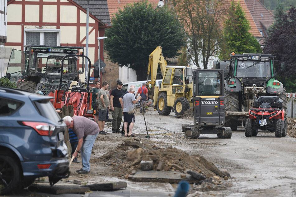 500 Einsatzkräfte waren in der Nacht im Einsatz und wurden am Morgen durch frische Kräfte ersetzt.