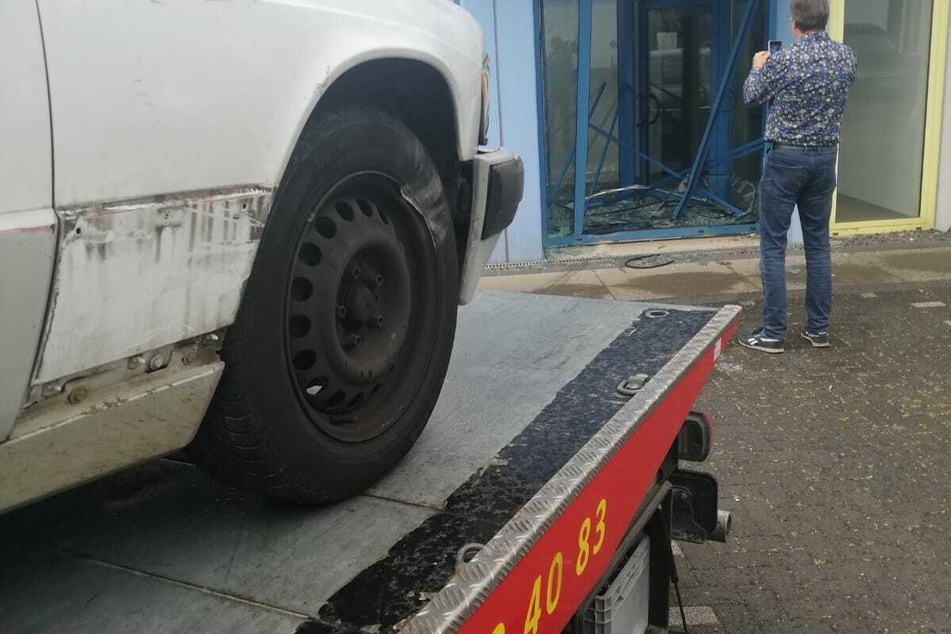 Der weiße Mercedes krachte in die Glasfassade.
