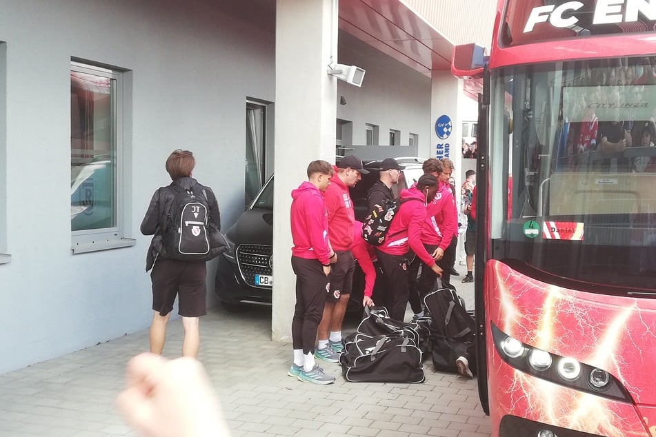 Energies Spieler steigen aus dem Bus.