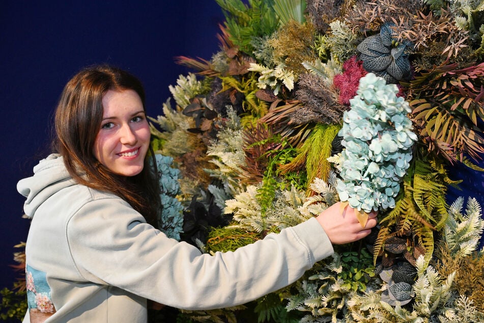 Azubi Catharina Sprenger (16) hilft bei der Dekoration eines Selfie-Points.