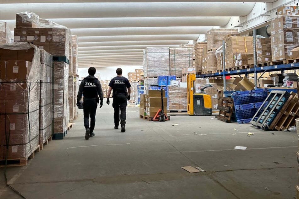 In einer Lagerhalle in Fürth wurde eine Rekordmenge an E-Zigaretten sichergestellt.