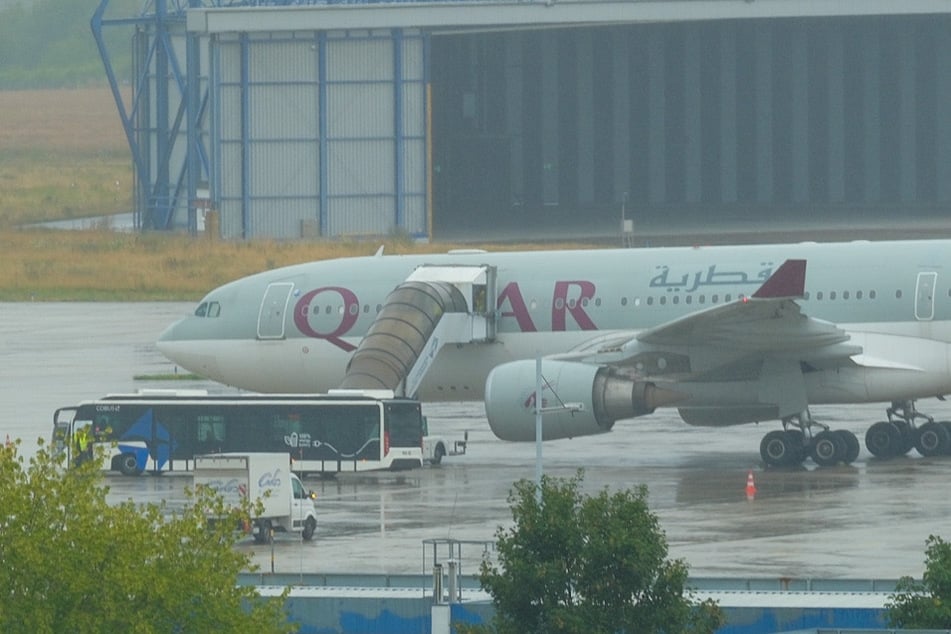 Der Flieger war bereits am Donnerstag gelandet. Zunächst blieb jedoch unklar, was es mit ihm auf sich hat.