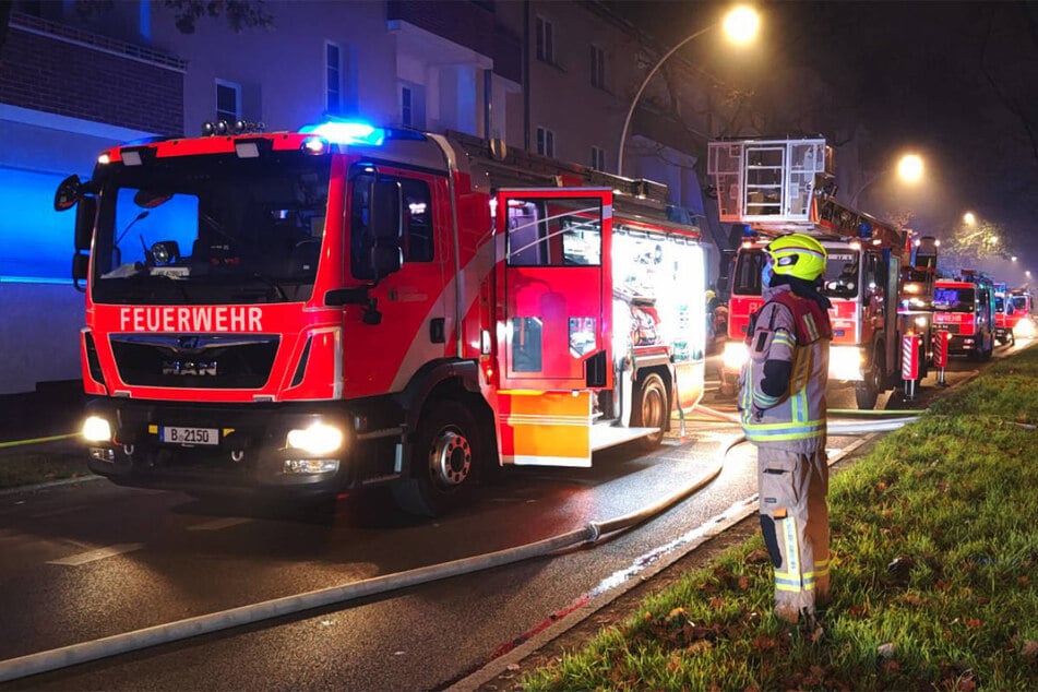 Die Feuerwehr war mit 57 Einsatzkräften am Brandort in Mariendorf.