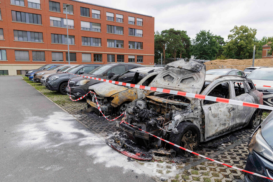 Einsatzkräfte der Polizei suchten die Gegend rund um das Helios-Klinikum in Berlin-Buch nach möglichen Tätern ab.