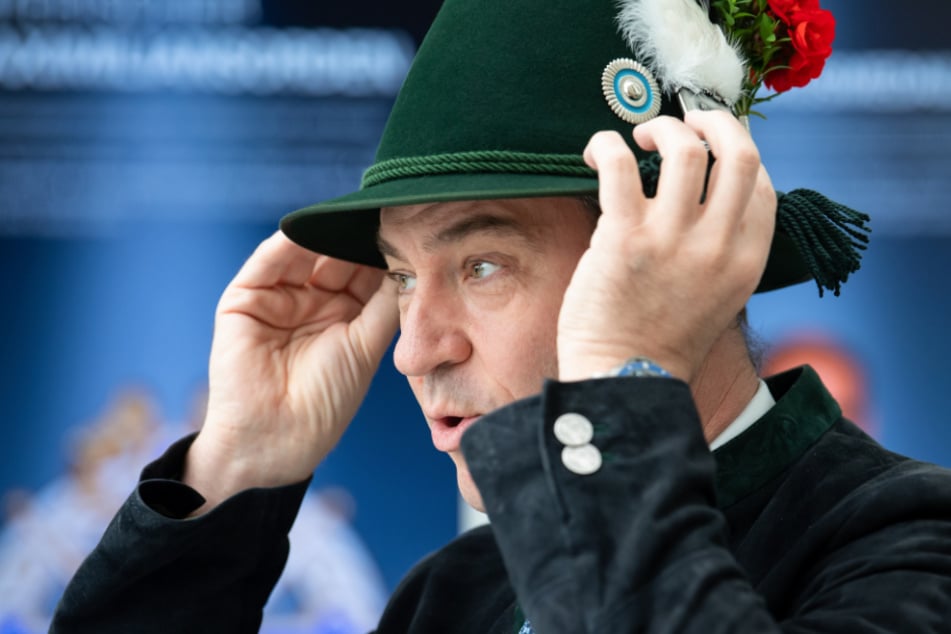 Markus Söder (CSU), Ministerpräsident von Bayern, setzt sich einen Schützenhut der bayerischen Gebirgsschützen auf.