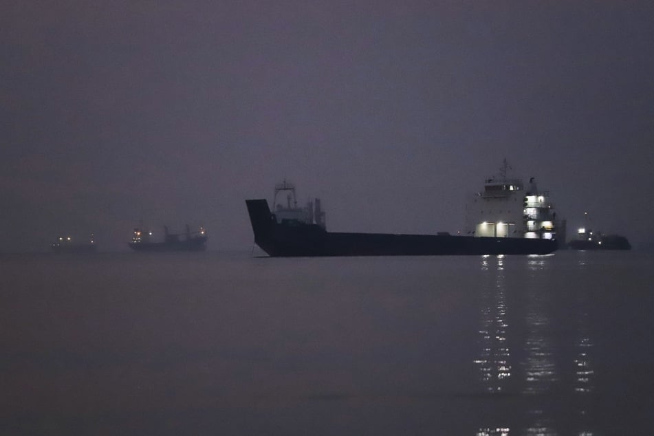 Nach britischen Angaben ist ein Schiff vor der Küste der Emirate von einem Geschoss getroffen worden. (Symbolfoto)