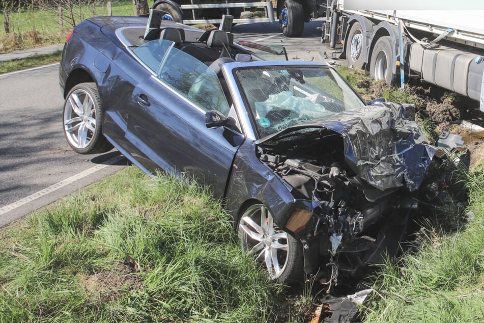 Mehrere Verletzte bei Unfall mit Lkw: Person in Wrack eingeschlossen, Hubschrauber im Einsatz
