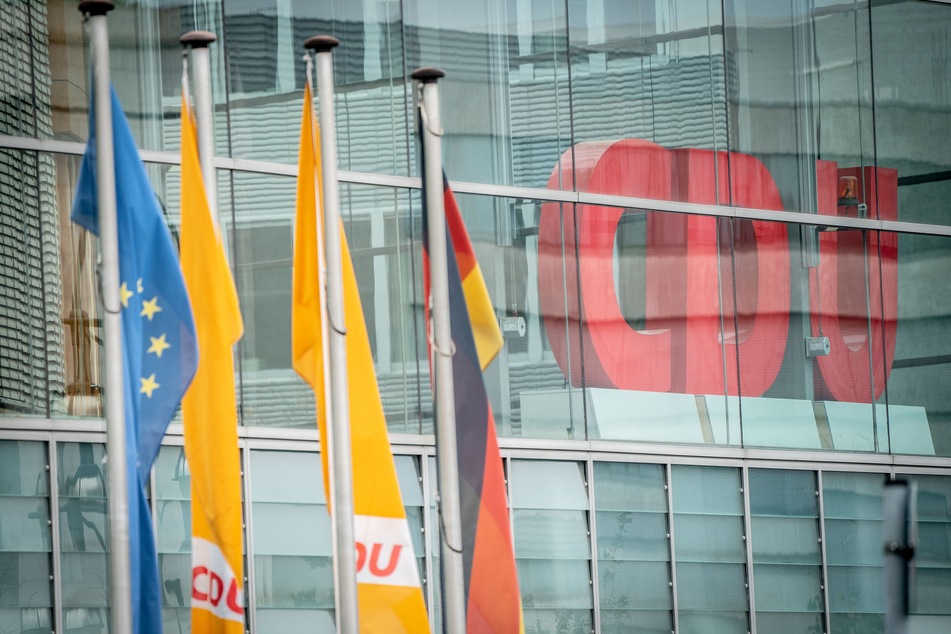 Die CDU-Spitze verschiebt angesichts der dramatischen Corona-Infektionszahlen den für den 4. Dezember in Stuttgart geplanten Parteitag zur Wahl eines Vorsitzenden ins nächste Jahr.