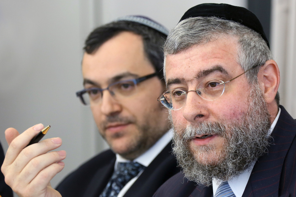 Der Präsident der Europäischen Rabbinerkonferenz, Pinchas Goldschmidt (r. 58), spricht neben Rabbiner Avichai Apel. Beide werden bei der Konferenz der Europäischen Rabbiner (CER) erwartet, die am Montag in München beginnt.
