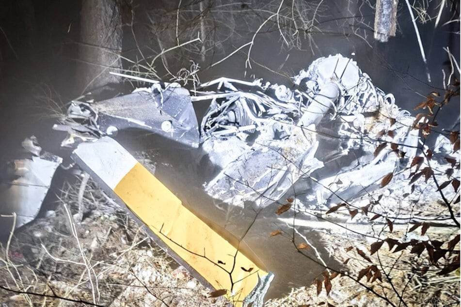 Der Hubschrauber zerschellte in einem dichten Wald.