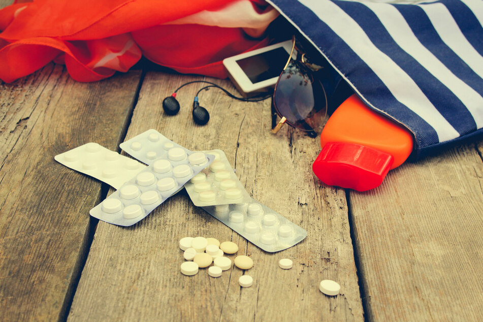 Die kleine Reiseapotheke sollte man auch bei Tagestrips und Strandaufenthalten griffbereit haben.