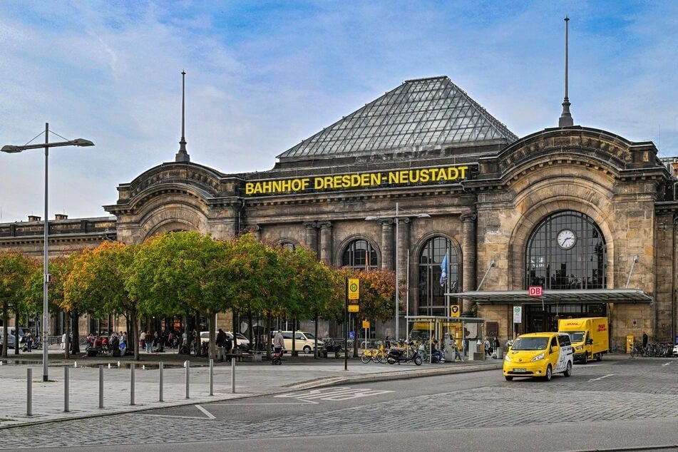 Am 15. Februar 2026 soll der 48-jährige Russe den 42-jährigen Polen vor dem Bahnhof Dresden-Neustadt angegriffen haben. (Archivbild)