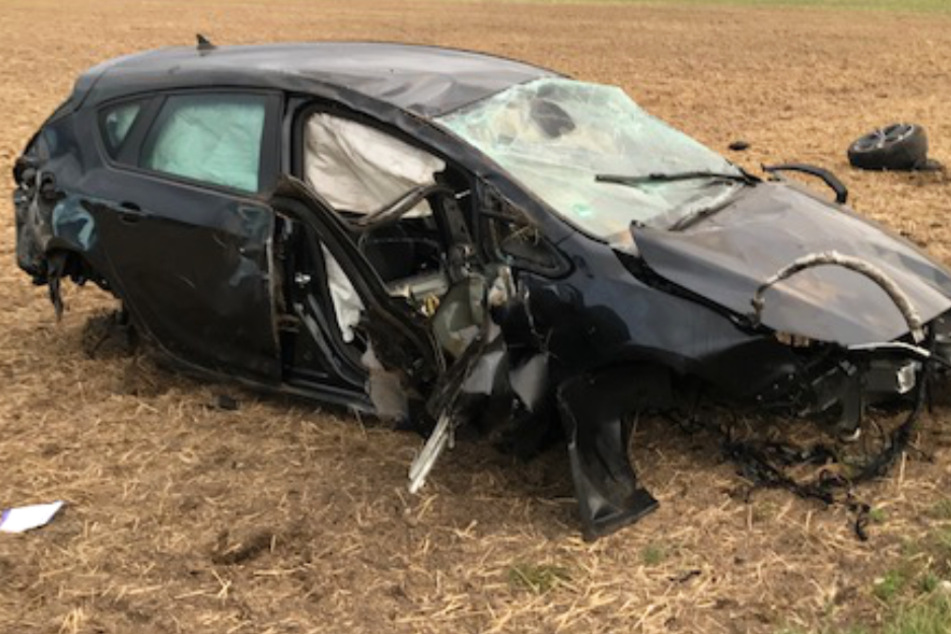 Das Foto zeigt ein Autowrack neben der A60 bei Wörrstadt in Rheinland-Pfalz.