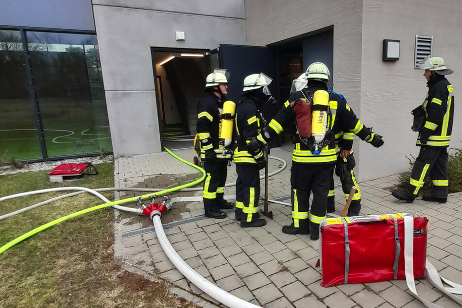 Einsatzkräfte der Feuerwehr mussten mit Atemschutz ins Gebäude gehen, um das Feuer zu löschen.