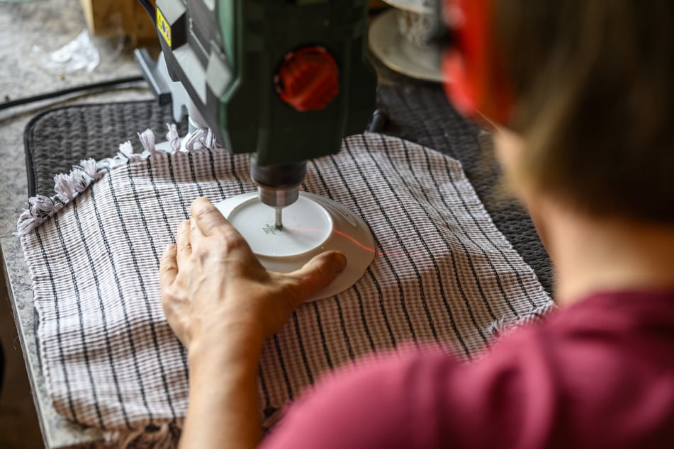 Damit die Teller nicht springen, haben sich Katrin und Anke angemessene Technik besorgt.