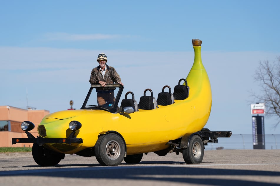 Steve Braithwaite mit seinem längsten Bananenauto der Welt.