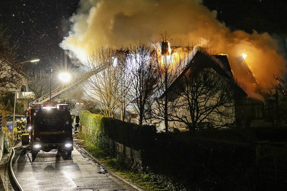 Wohnhaus steht lichterloh in Flammen: Brandursache noch völlig unklar