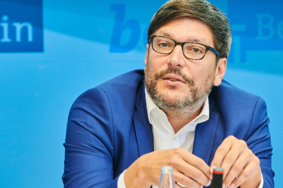 Dirk Behrendt (Bündnis90/ Die Grünen), Senator für Justiz, Verbraucherschutz und Antidiskriminierung des Landes Berlin, spricht bei einer Pressekonferenz. (Archivbild)