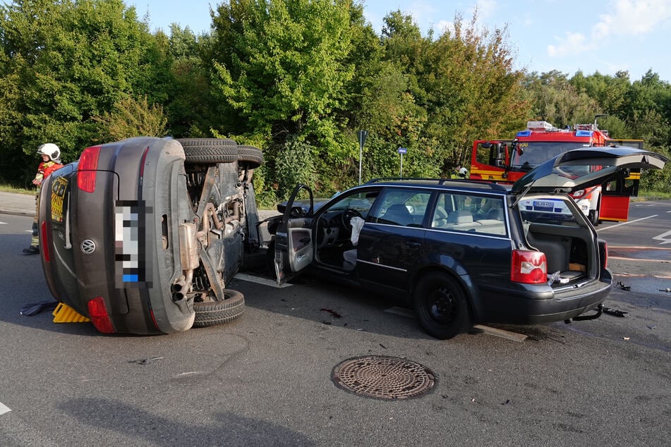 Ein VW Tiguan sowie ein VW Passat sind am Unfall beteiligt gewesen. Der Tiguan ist auf der Fahrerseite gelandet.