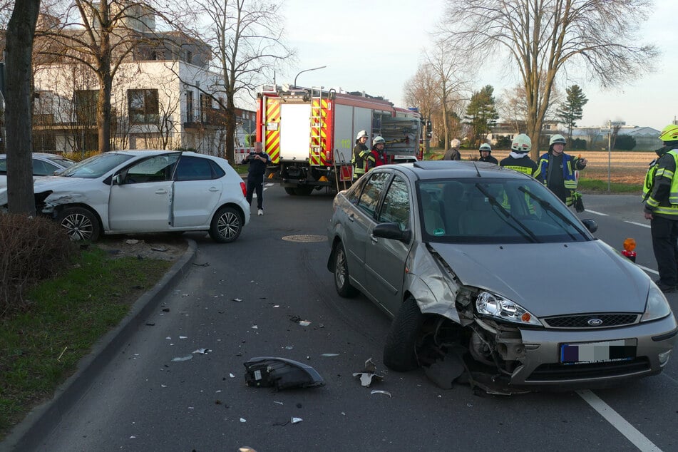 Heftiger Autounfall in Niederkassel: 23-Jähriger schwer verletzt