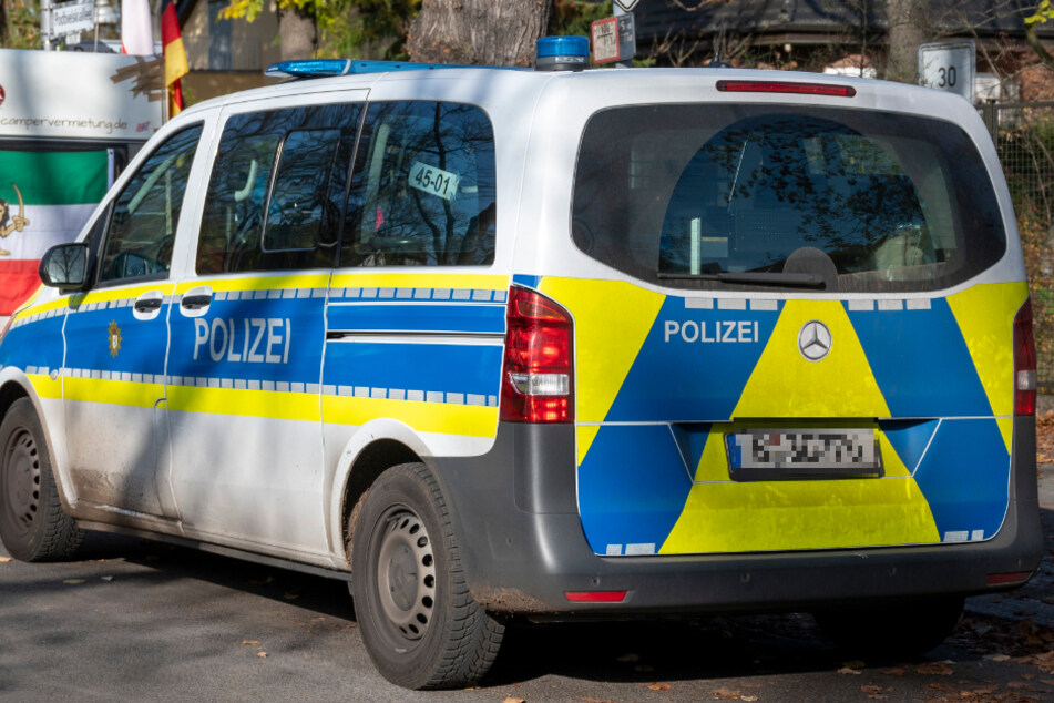 Die Polizei Berlin fand in Hohen Neuendorf einen leblosen 44-jährigen Mann unter Trümmern eines Hauses.