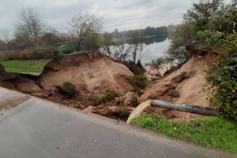 Im Böschungsbereich am Escher See ist nach einem Wasserrohrbruch eine große Menge Erde abgerutscht.