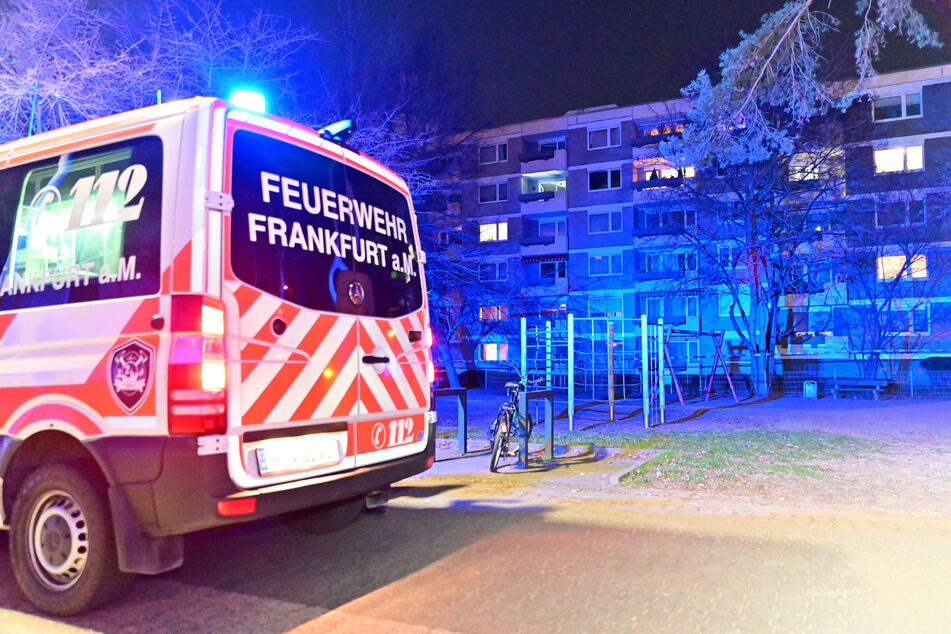 Aus dem sechsstöckigen Mehrparteienhaus in Frankfurter-Heddernheim mussten rund 20 Personen evakuiert werden.