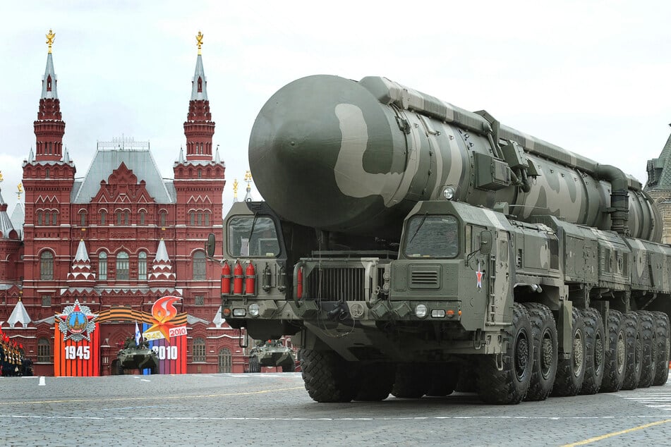 Ein russisches Topol-M ICBM-System bei einer Parade auf dem Roten Platz. Der Kreml will seine Atomwaffen-Arsenal als Antwort auf den jüngsten NATO-Vorstoß in "Bereitschaft" versetzen.