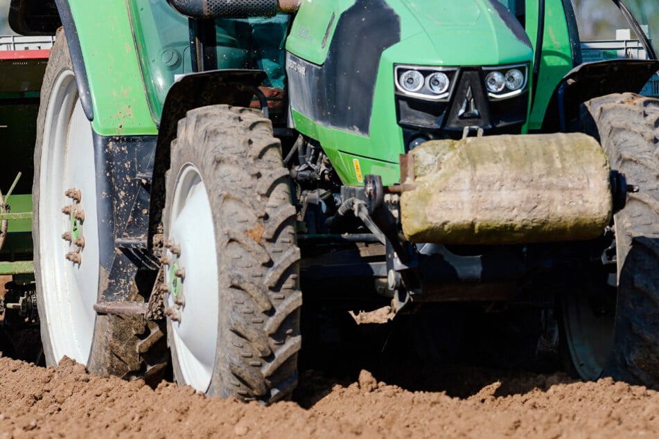 In Mittelfranken wurde eine Frau bei einem Unfall mit einem Traktor tödlich verletzt. (Symbolbild)