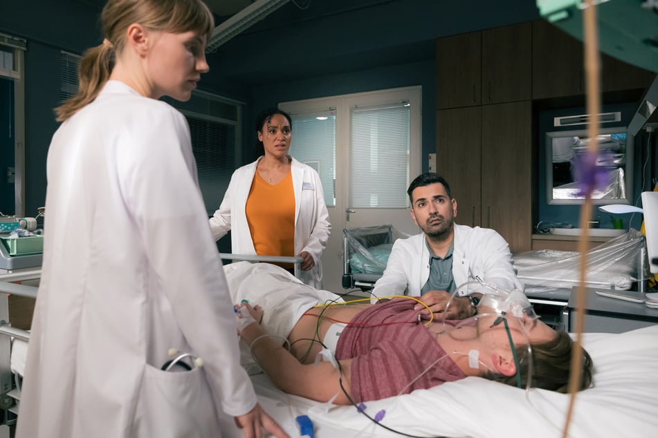 Jeremy Böhm (Paul Sundheim, 24, auf dem Bett) bereitet derweil seiner Schwester Lucia (Vanessa Rottenburg, 41, Mitte) Sorgen.