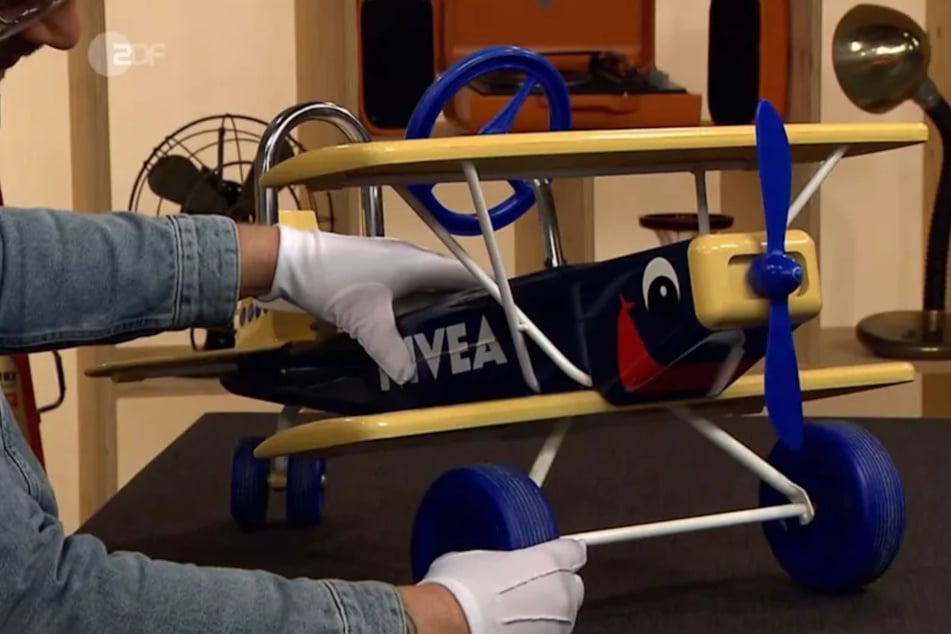 Das Spielzeugflugzeug war einst ein Werbeobjekt.