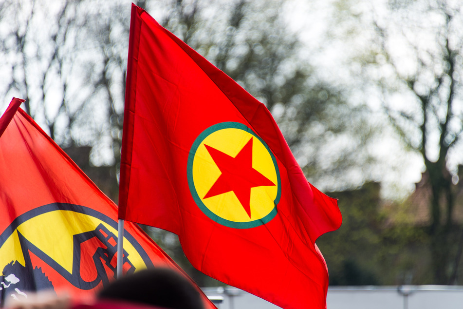 Die Fahne der verbotenen kurdischen Arbeiterpartei PKK, die bereits seit Jahrzehnten in Konflikt mit dem türkischen Staat steht.