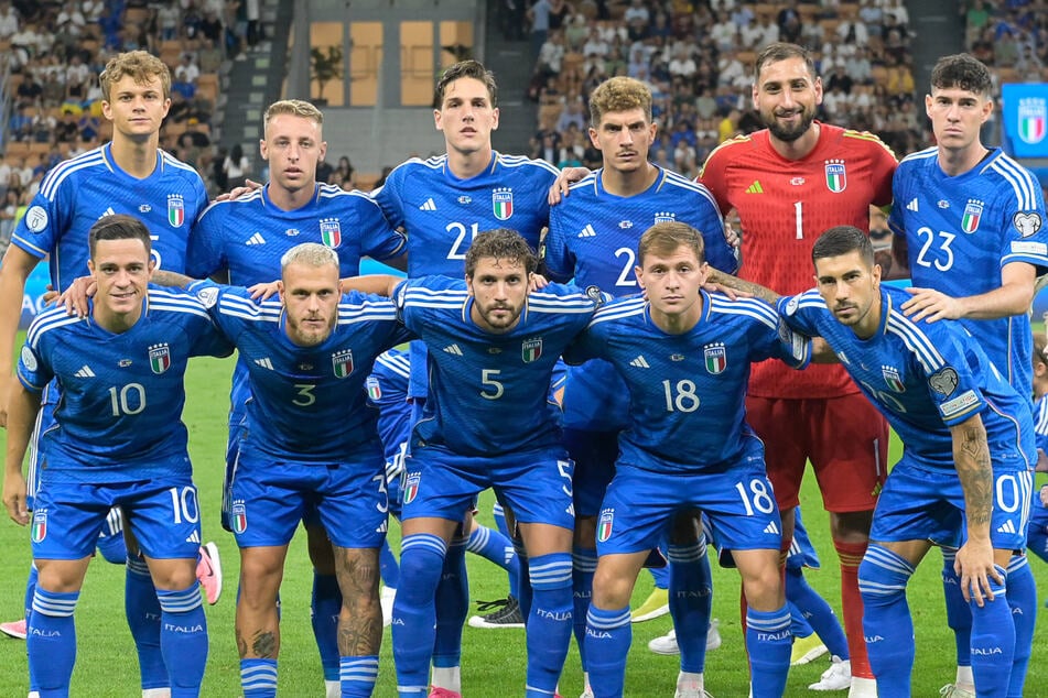 Die italienische Nationalmannschaft vor dem Spiel gegen die Ukraine. Stehen Nicolò Zaniolo (24, h. R., 3. v. l.) und Mattia Zaccagni (28, v. R., ganz rechts) nur zufällig nicht nebeneinander?
