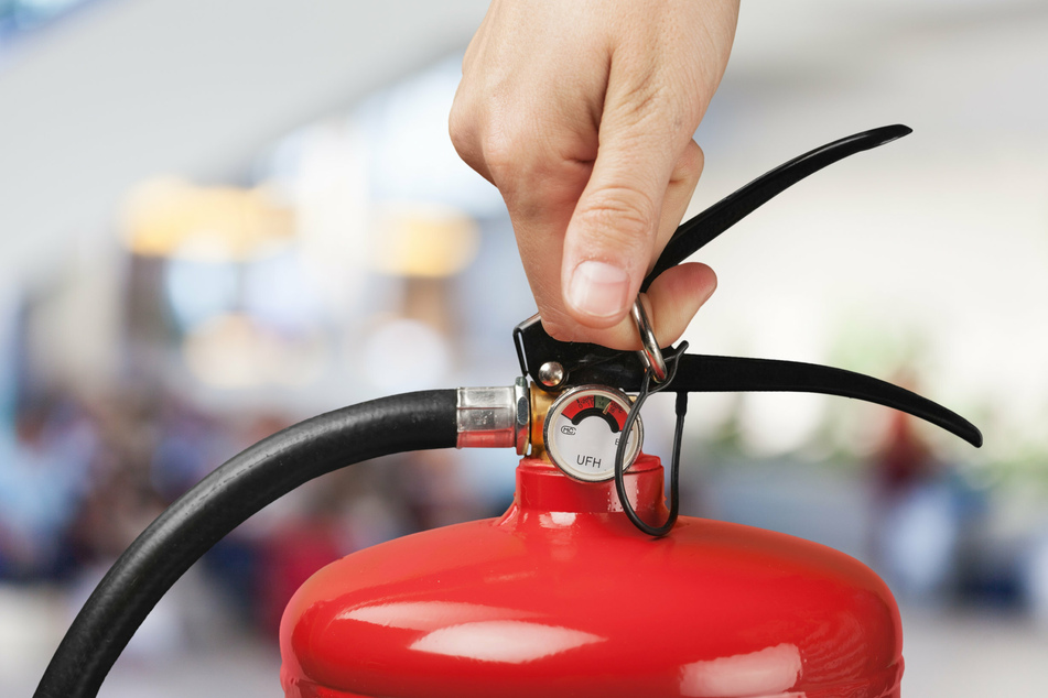 Unbekannte hatten in Leverkusen einen Feuerlöscher von einem Wohngebäude geworfen.